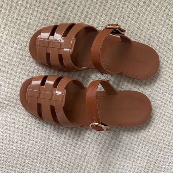 NWOT Tuckernuck Cognac Riley Jelly Sandals - Picture 4 of 7